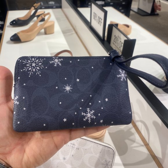 CORNER ZIP WRISTLET IN SIGNATURE CANVAS C1862 - Picture 3 of 5